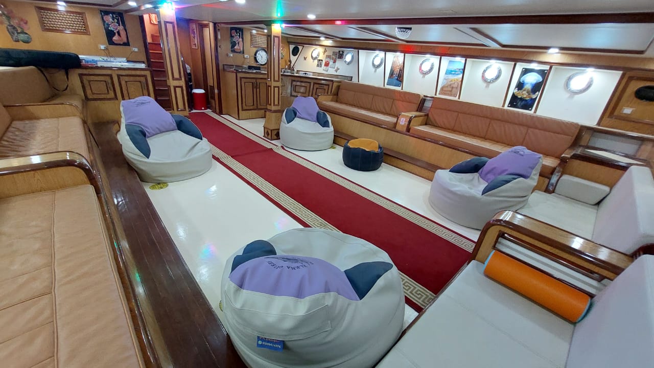 Hurghada : bateau privé Sukkar Royal avec plongée en apnée dans la piscine et déjeuner