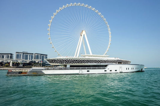 Dubai: Crociera su Mega Yacht con Cena a Buffet e Bevande Analcoliche