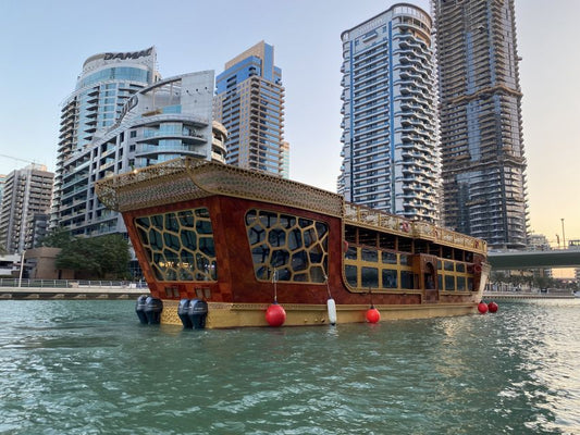 Dubai Marina: Crociera con Cena su una Barca Tradizionale
