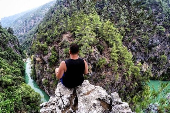De Beirute: experiência de caminhada e natação no lago Chouwen