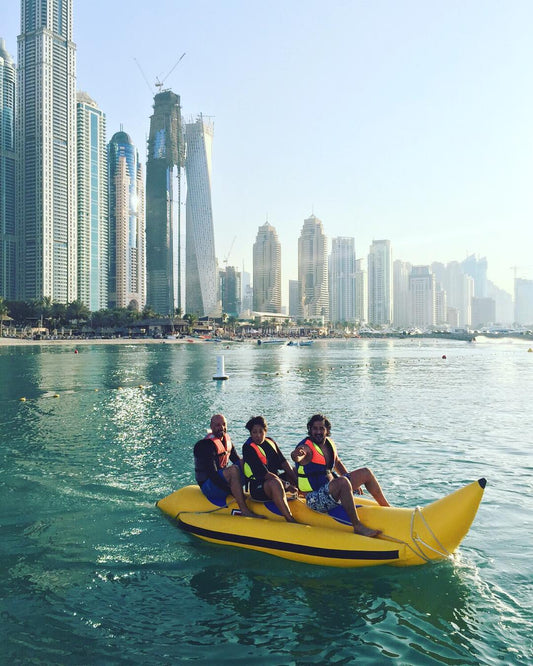 دبي: ركوب قارب الموز في المارينا