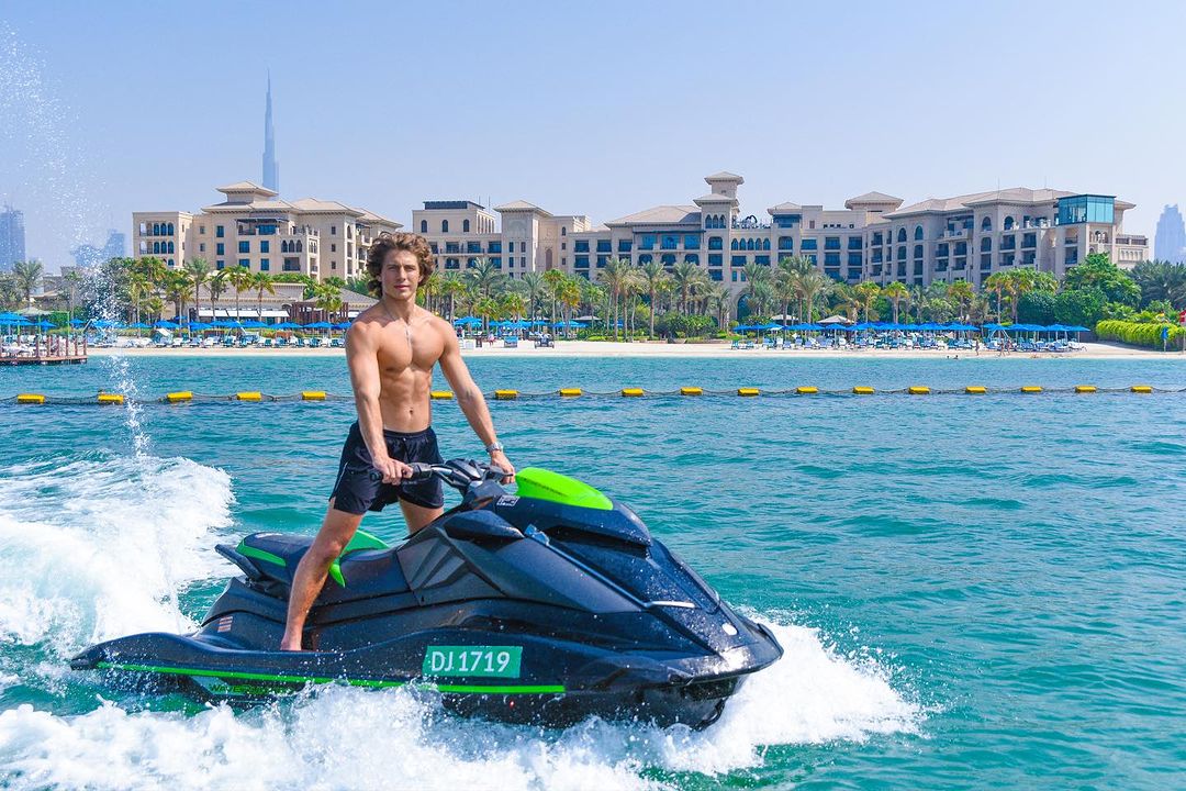 ドバイ:ドバイハーバーマリーナでのジェットスキー体験