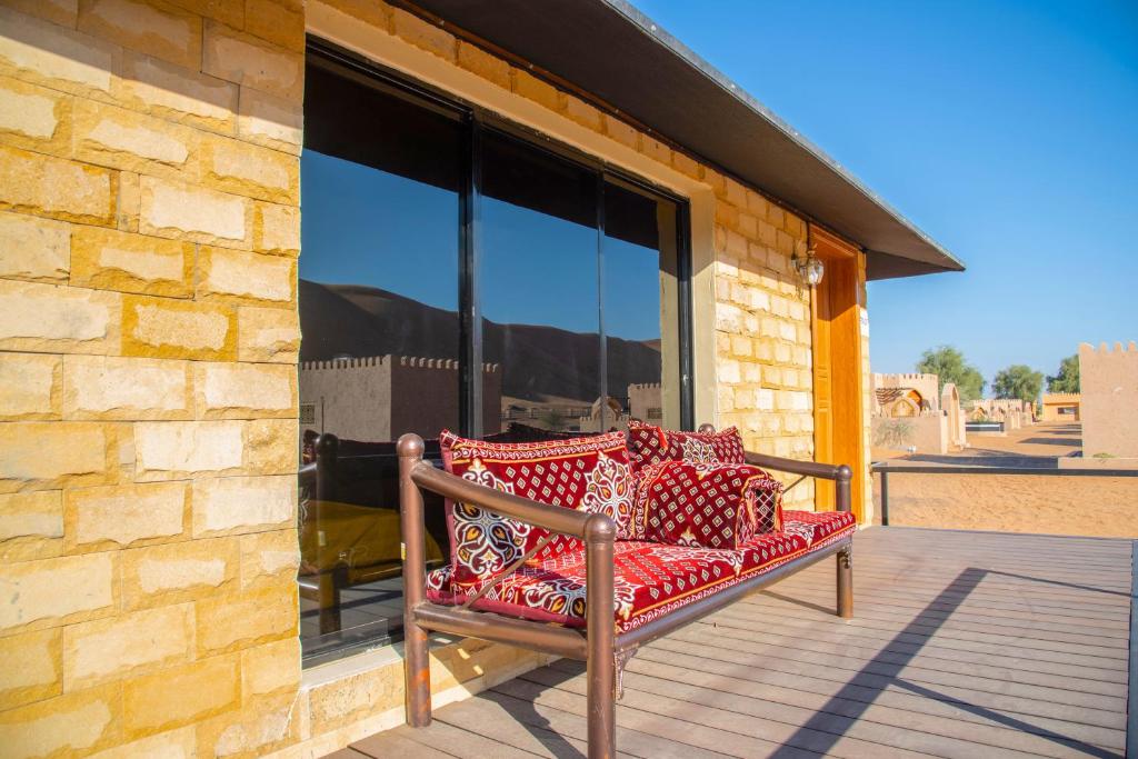 From Muscat: 5-Day Desert Camp, Wadi Shab and Jebel Shams Guided Tour