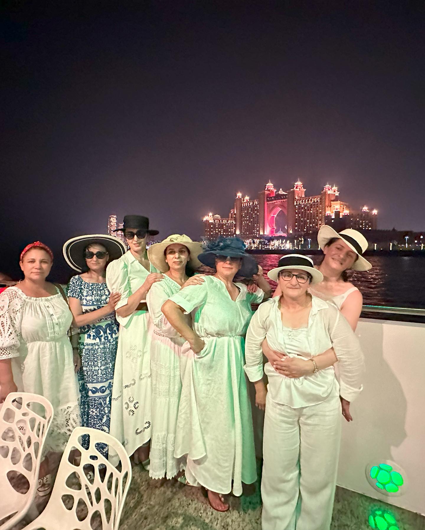 Dubai: Crociera su Mega Yacht con Cena a Buffet e Bevande Analcoliche