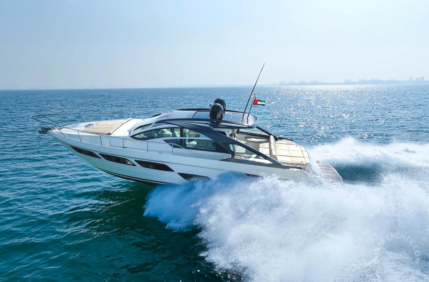 Dubai: Sewa Kapal Pesiar Mewah Pribadi Pershing 5X White 54FT AYA
