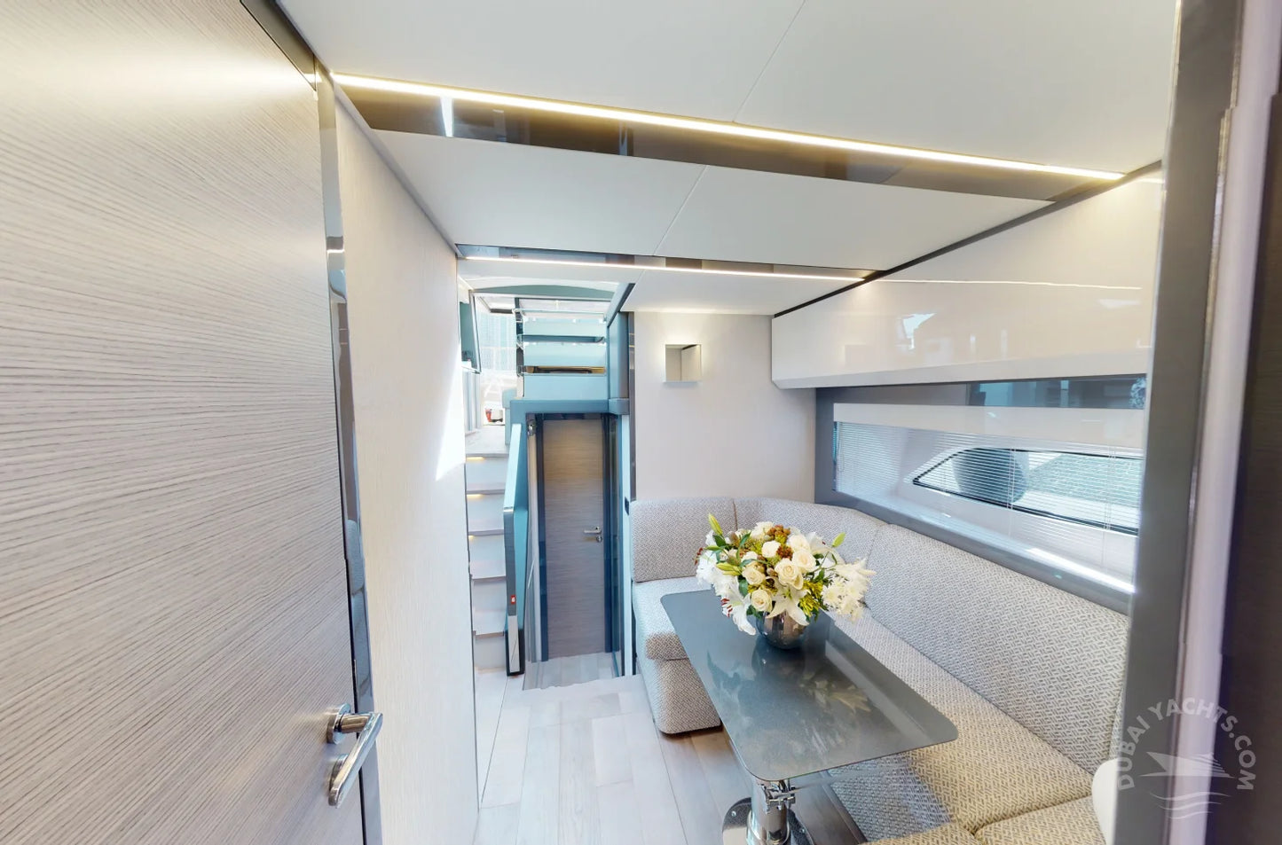 Dubai: Sewa Kapal Pesiar Mewah Pribadi Pershing 5X White 54FT AYA