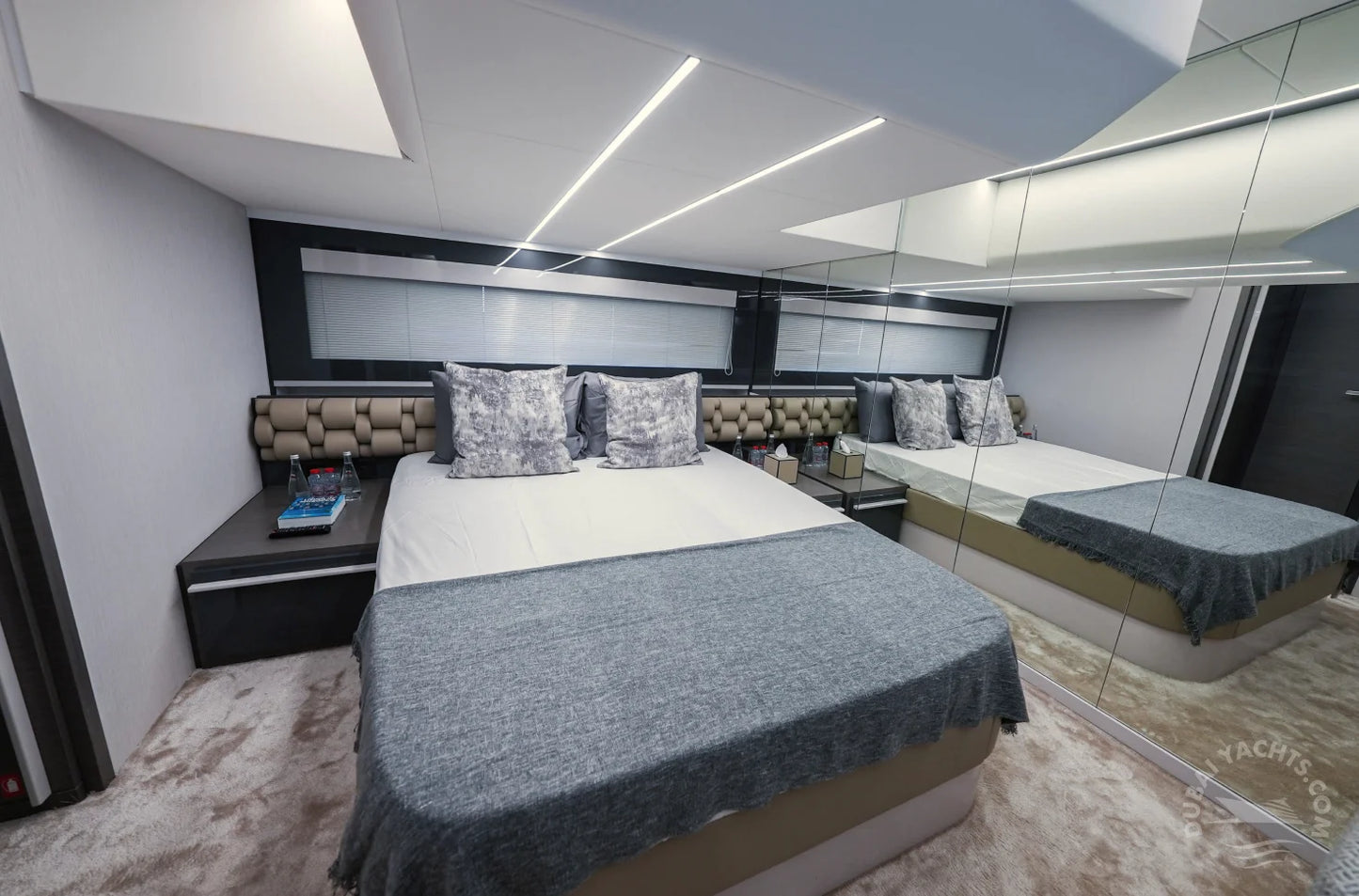 Dubai: Sewa Kapal Pesiar Mewah Pribadi Pershing 5X White 54FT AYA