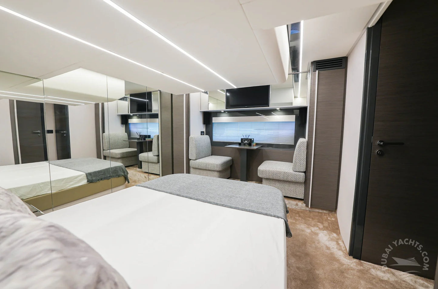 Dubai: Sewa Kapal Pesiar Mewah Pribadi Pershing 5X White 54FT AYA