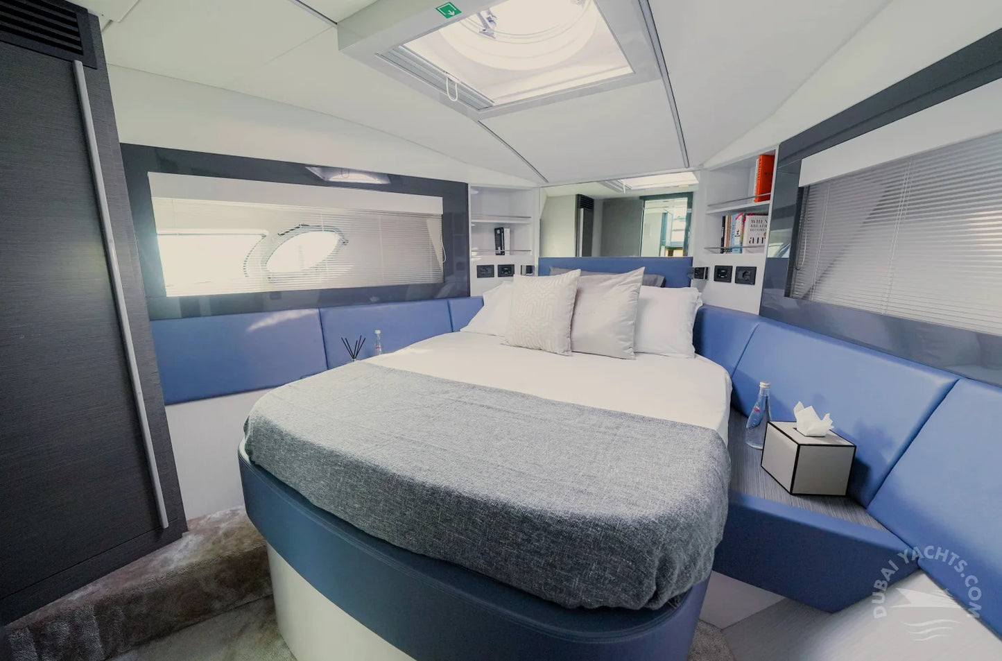Dubai: Sewa Kapal Pesiar Mewah Pribadi Pershing 5X White 54FT AYA