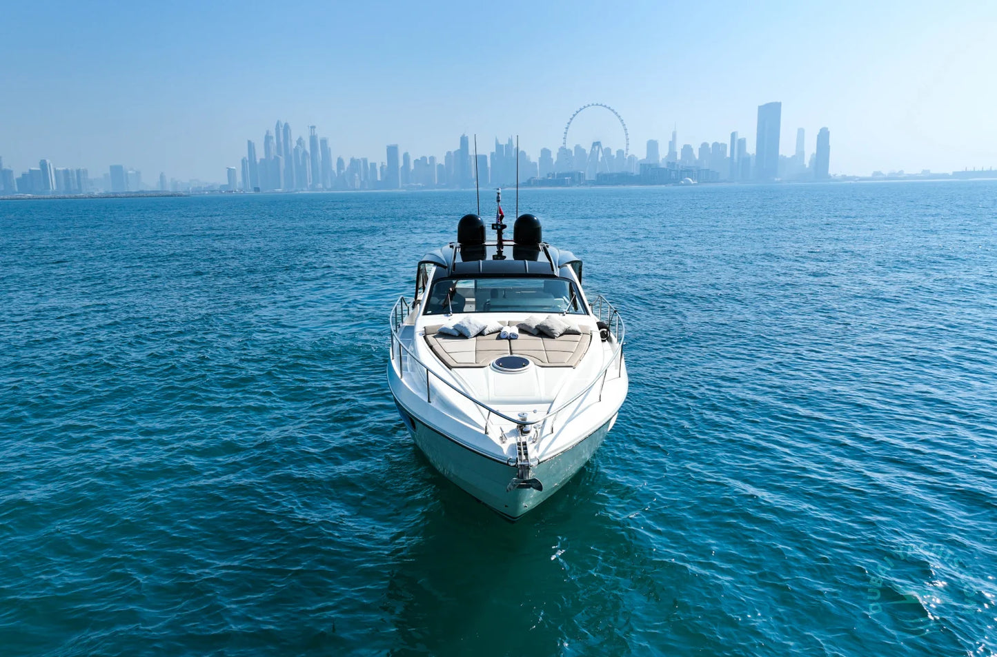 Dubai: Sewa Kapal Pesiar Mewah Pribadi Pershing 5X White 54FT AYA