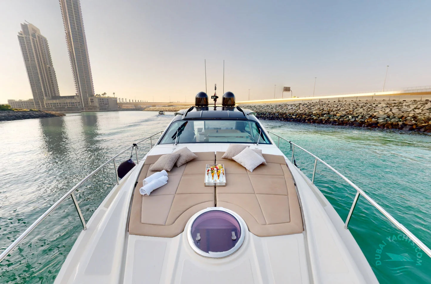 Dubai: Sewa Kapal Pesiar Mewah Pribadi Pershing 5X White 54FT AYA
