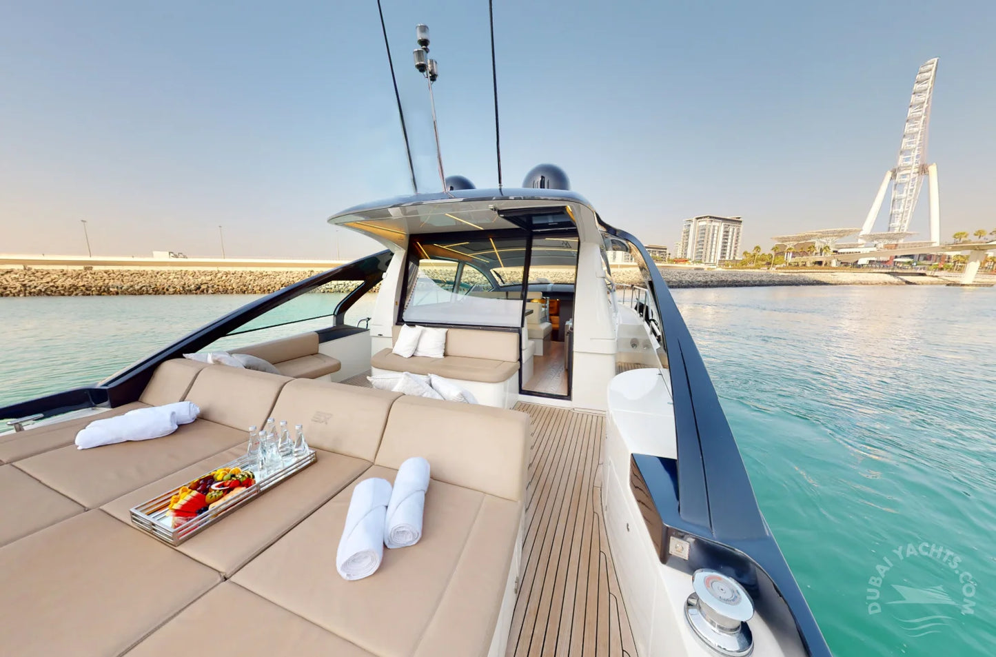 Dubai: Sewa Kapal Pesiar Mewah Pribadi Pershing 5X White 54FT AYA