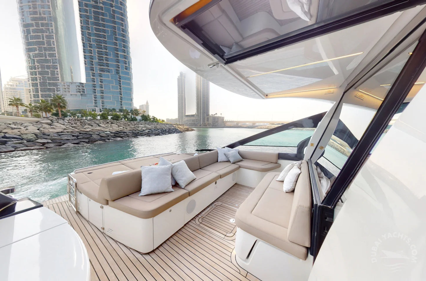 Dubai: Sewa Kapal Pesiar Mewah Pribadi Pershing 5X White 54FT AYA