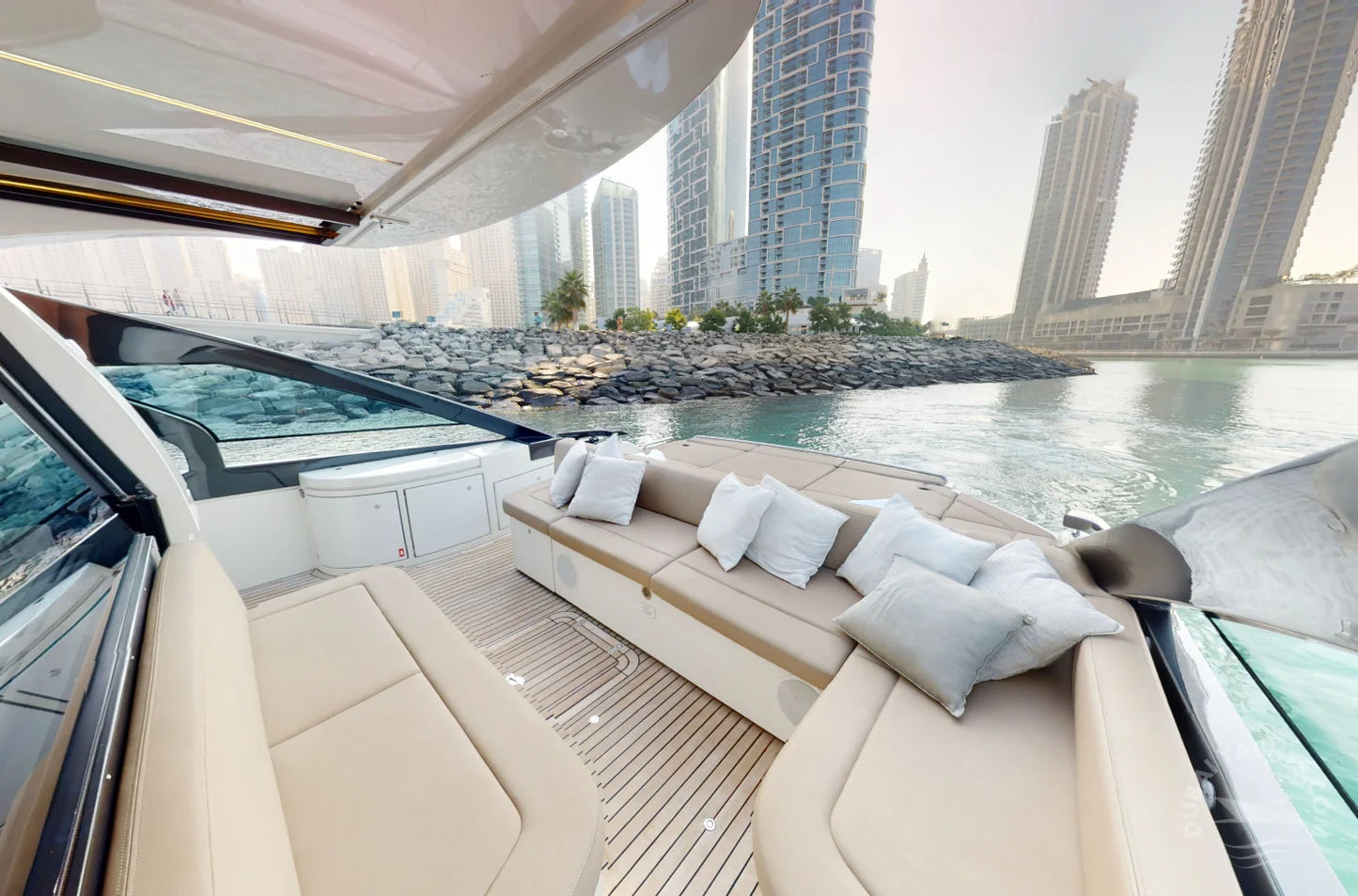 Dubai: Sewa Kapal Pesiar Mewah Pribadi Pershing 5X White 54FT AYA