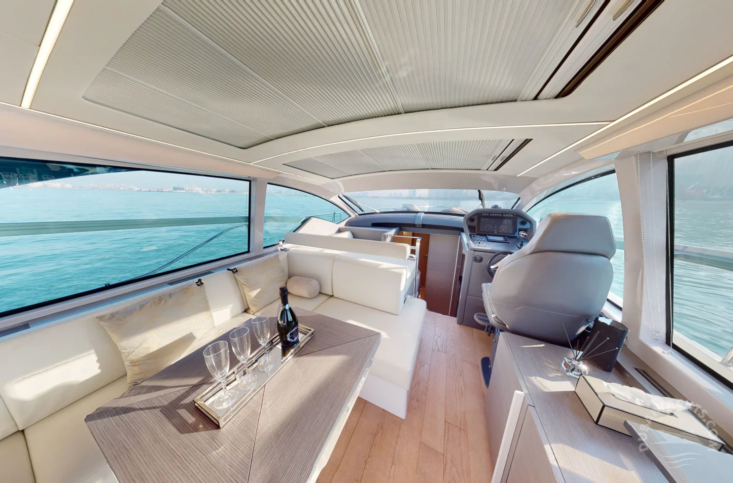 Dubai: Sewa Kapal Pesiar Mewah Pribadi Pershing 5X White 54FT AYA