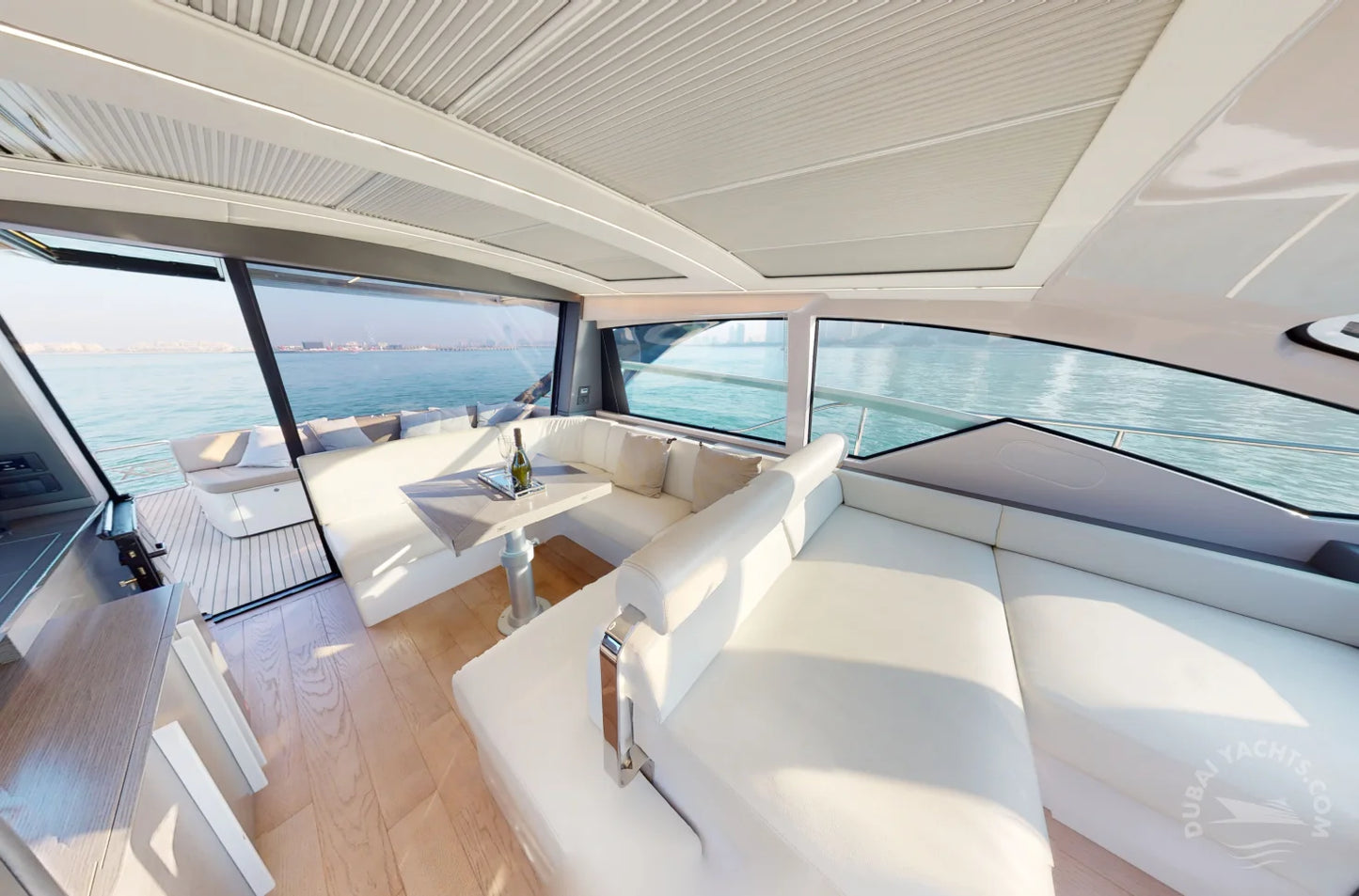Dubai: Sewa Kapal Pesiar Mewah Pribadi Pershing 5X White 54FT AYA