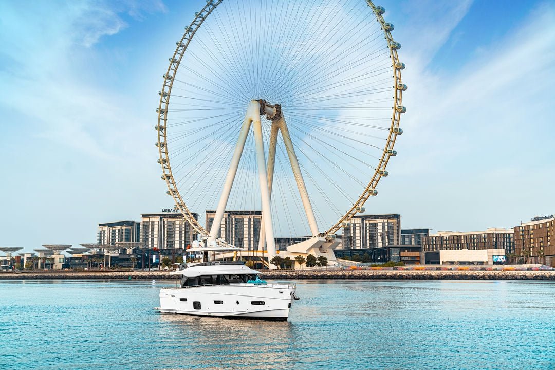 Дубай: тур Азимута Магеллано на 66 футов