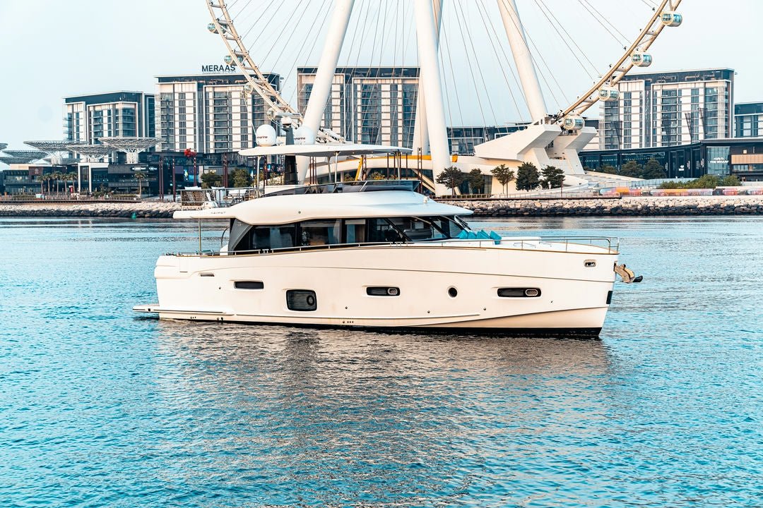 Дубай: тур Азимута Магеллано на 66 футов