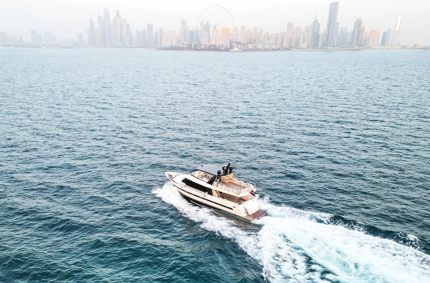 Дубай: аренда частной роскошной яхты Numarine 80FT в открытый космос