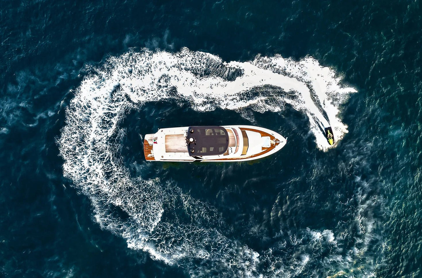 Дубай: аренда частной роскошной яхты Numarine 80FT в открытый космос