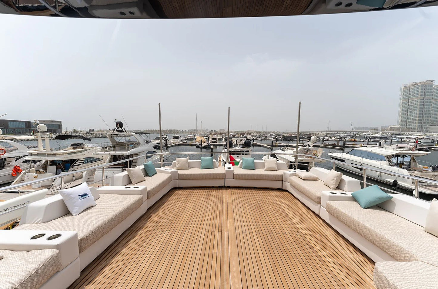 Дубай: аренда частной роскошной яхты Numarine 80FT в открытый космос