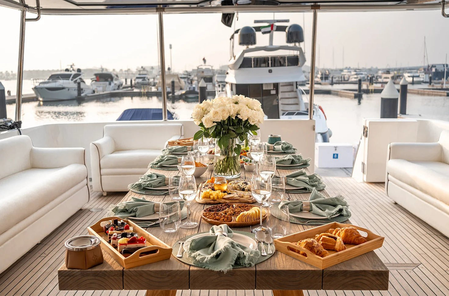 Дубай: аренда частной роскошной яхты Numarine 80FT в открытый космос