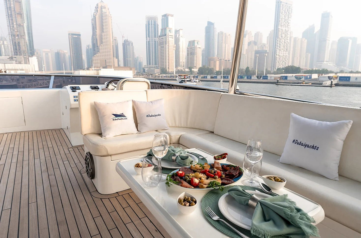 Дубай: аренда частной роскошной яхты Numarine 80FT в открытый космос