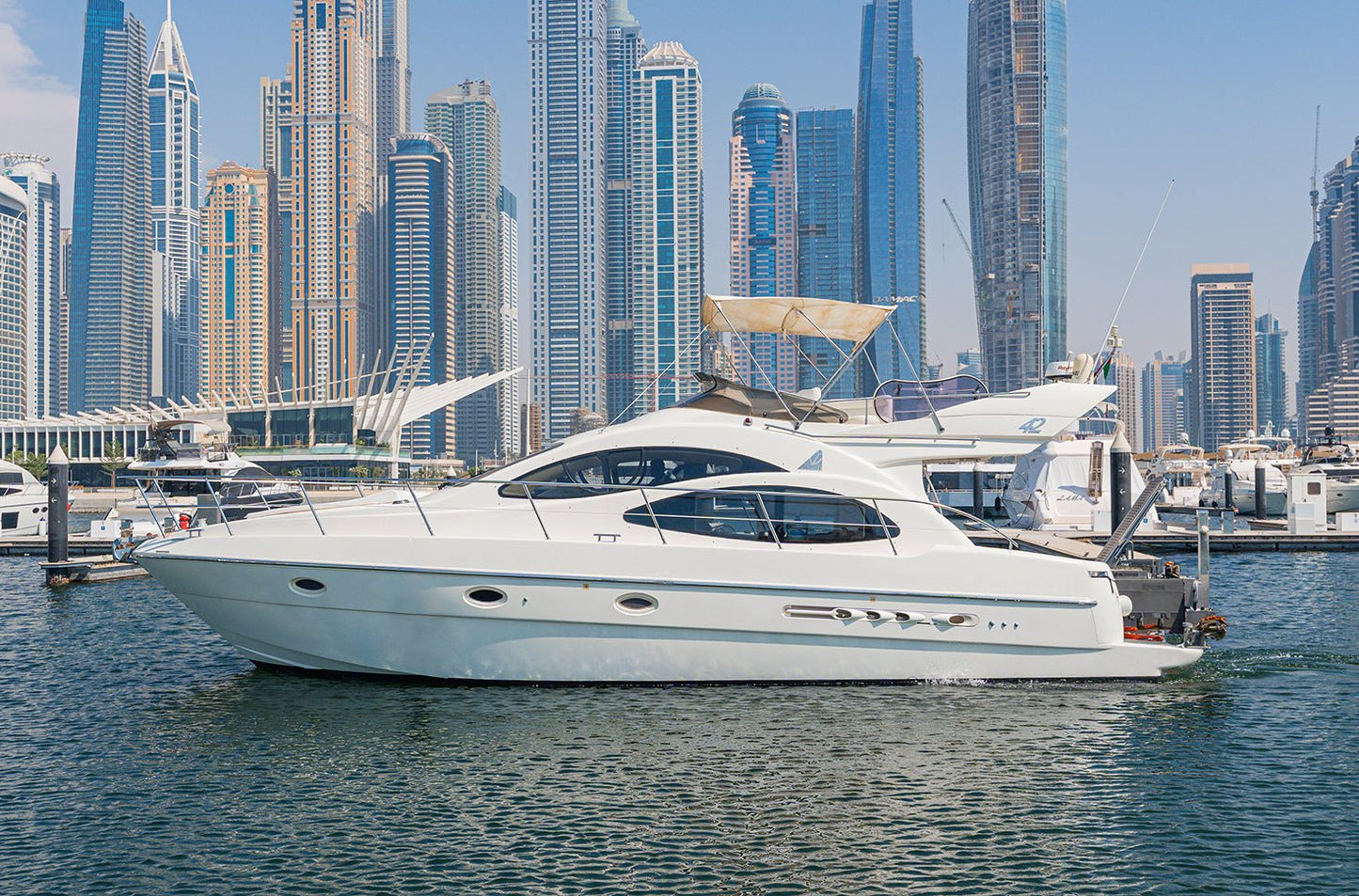 Dubai: Sewa Kapal Pesiar Mewah Azimut 42FT MIA Pribadi