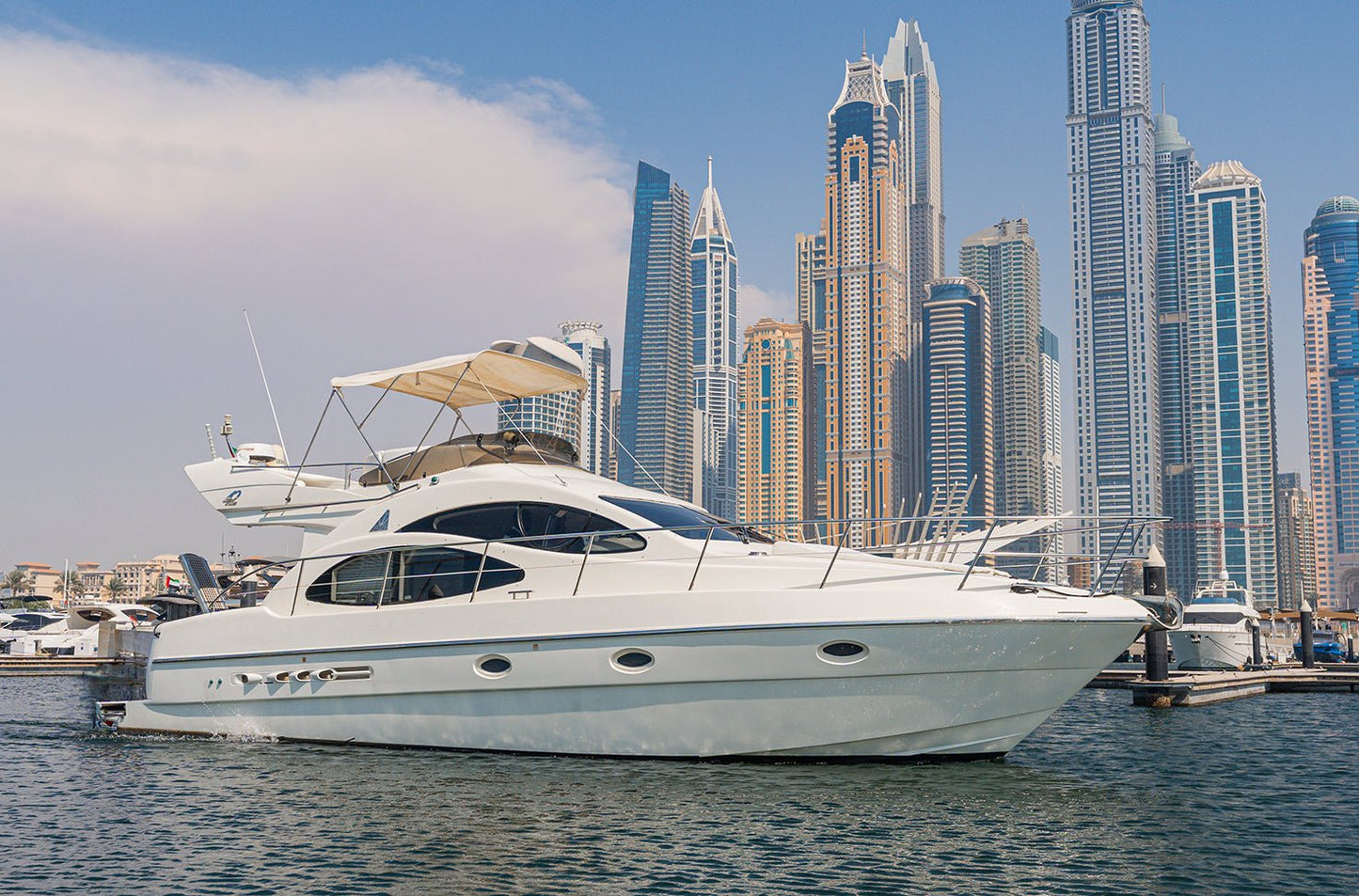 Dubai: Sewa Kapal Pesiar Mewah Azimut 42FT MIA Pribadi