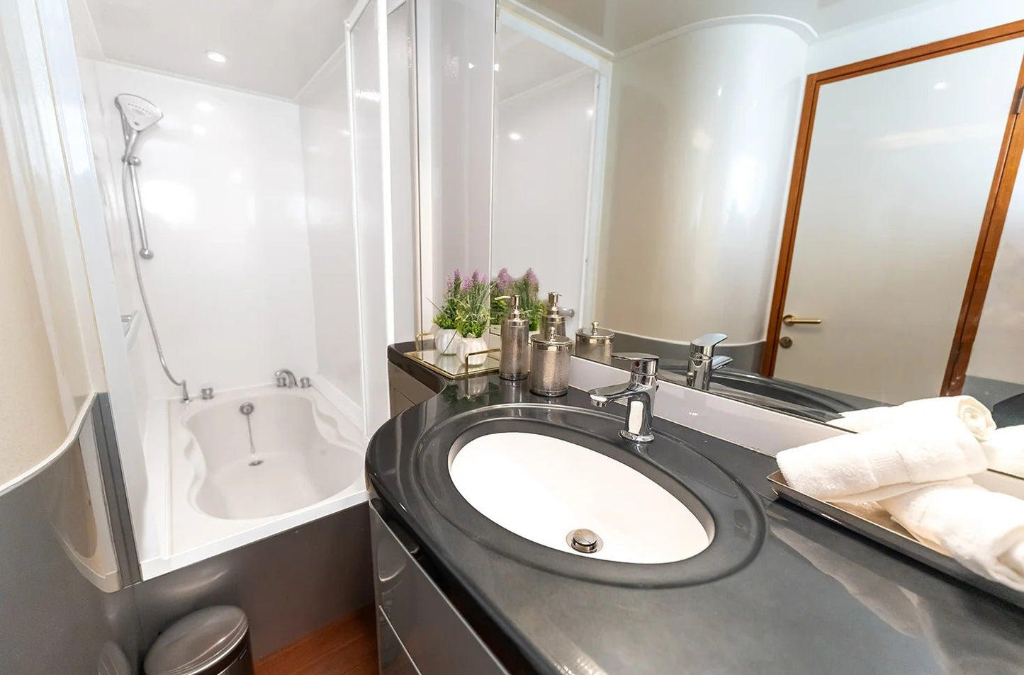 Дубай: аренда частной роскошной яхты Numarine 80FT в открытый космос