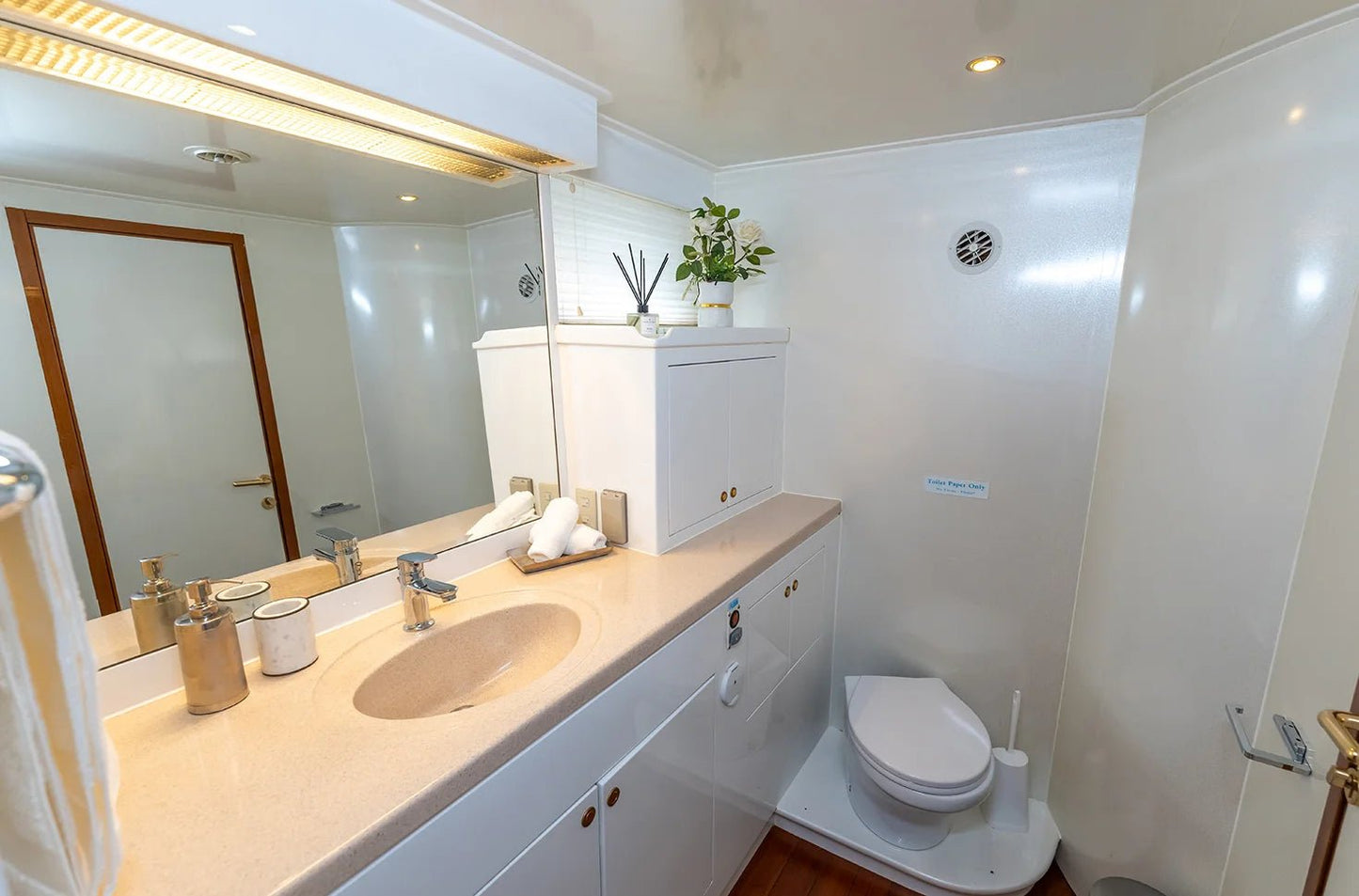 Дубай: аренда частной роскошной яхты Numarine 80FT в открытый космос