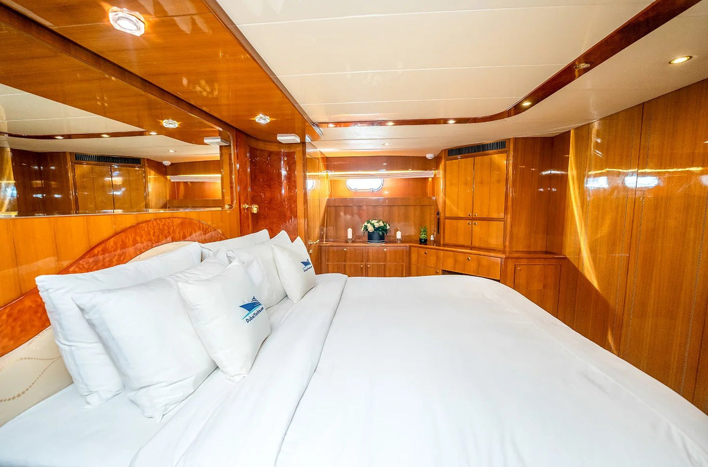 Дубай: аренда частной роскошной яхты Numarine 80FT в открытый космос