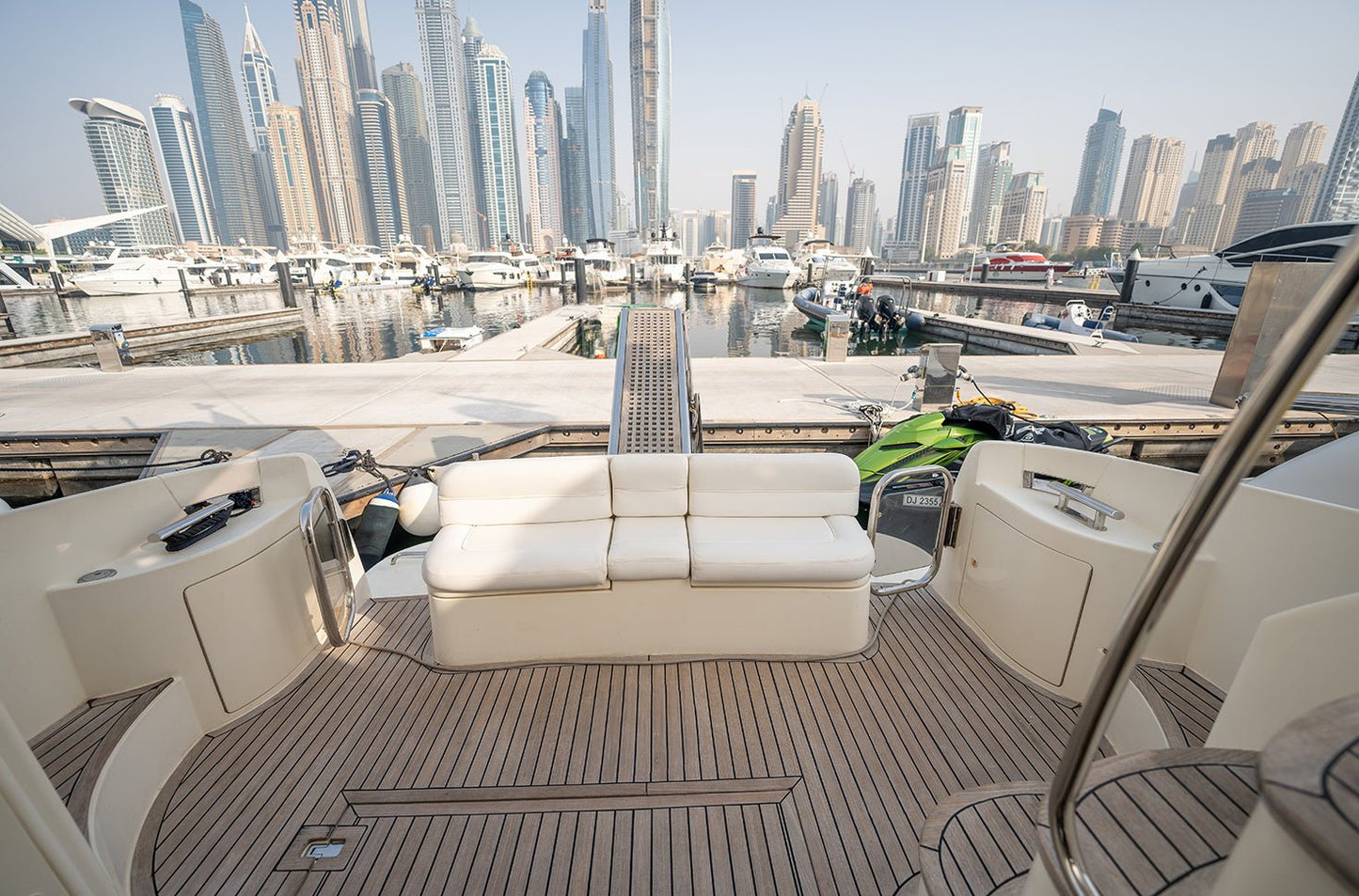 Dubai: Sewa Kapal Pesiar Mewah Azimut 42FT MIA Pribadi