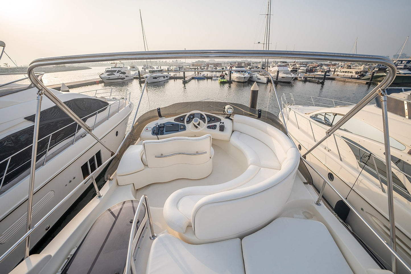 Dubai: Sewa Kapal Pesiar Mewah Azimut 42FT MIA Pribadi