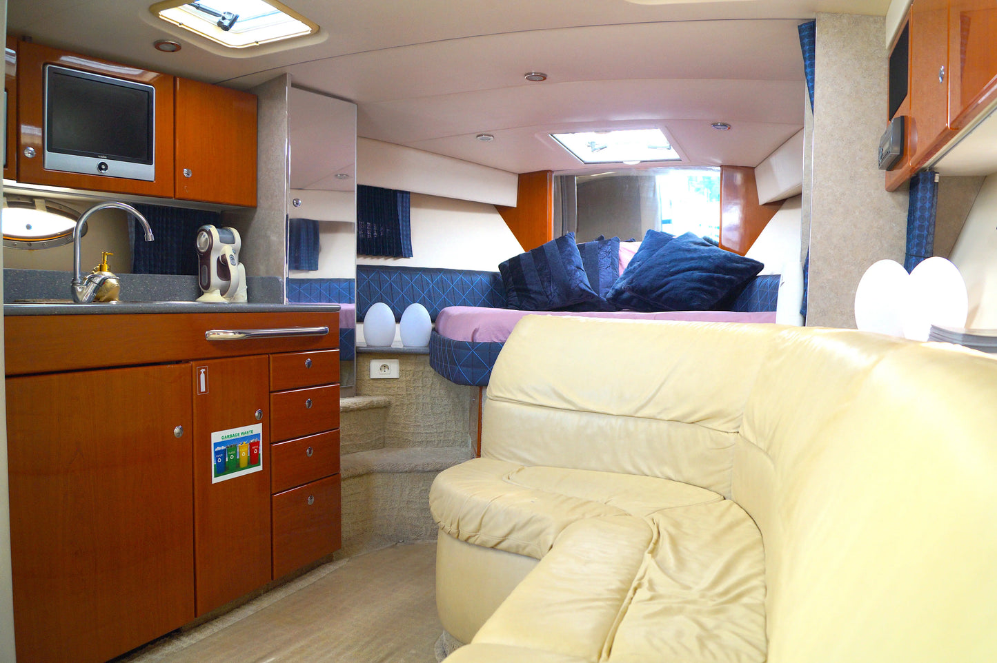 Dubai: Private Yacht Cruise on a 34FT Yacht