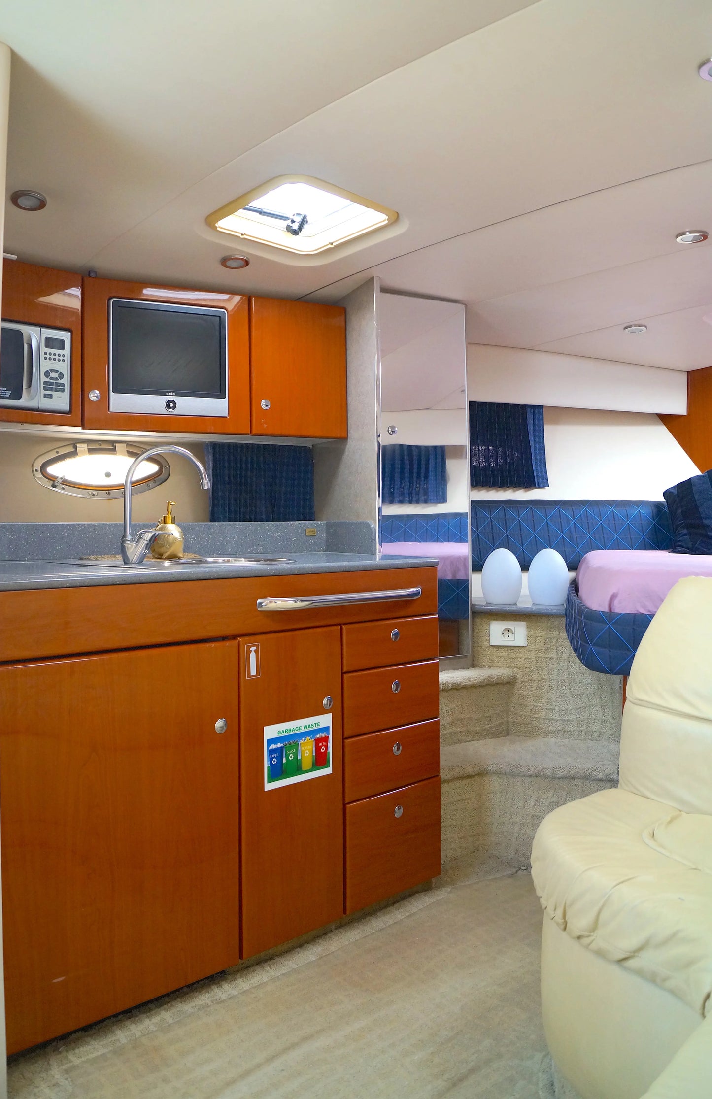 Dubai: Private Yacht Cruise on a 34FT Yacht