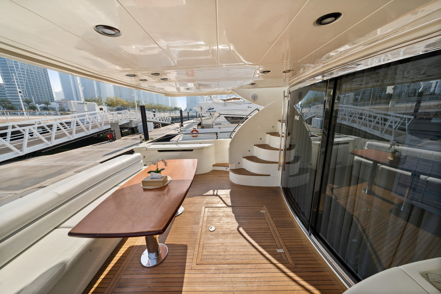 Dubaj: rejs jachtem Luna 68 FT Nuvari (Premium).