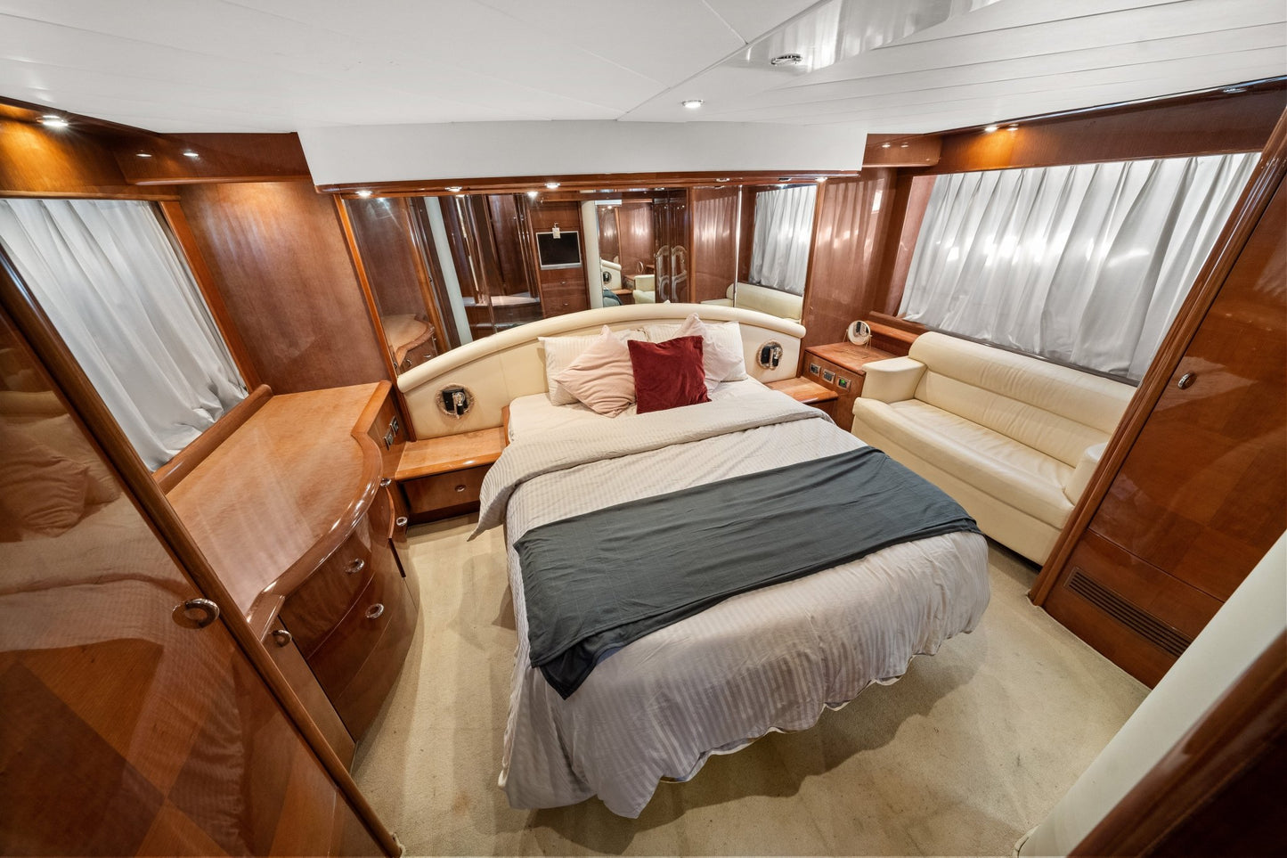 Dubaj: rejs jachtem Luna 68 FT Nuvari (Premium).