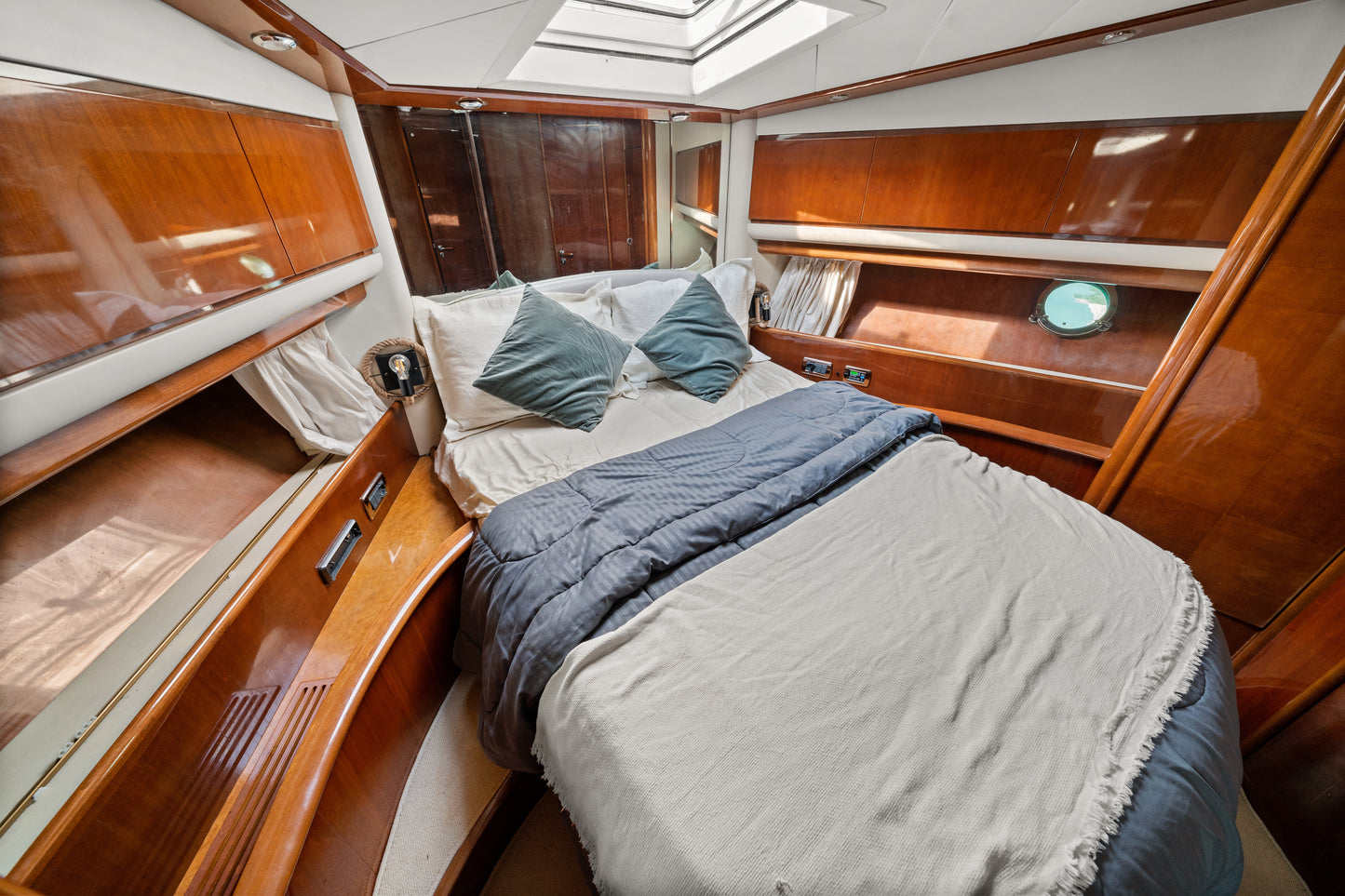 ドバイ: 68フィート ヌヴァリ(プレミアム)ルナ ヨットツアー