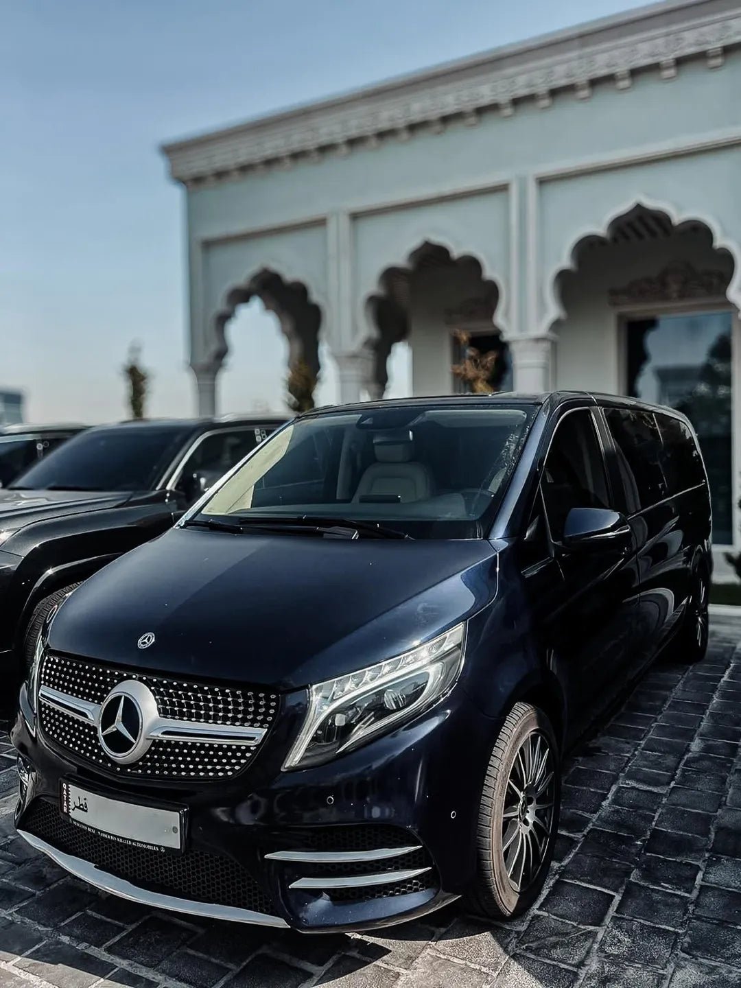 Doha: Private Van-Vermietung der Mercedes Benz V-Klasse Falcon mit Fahrer