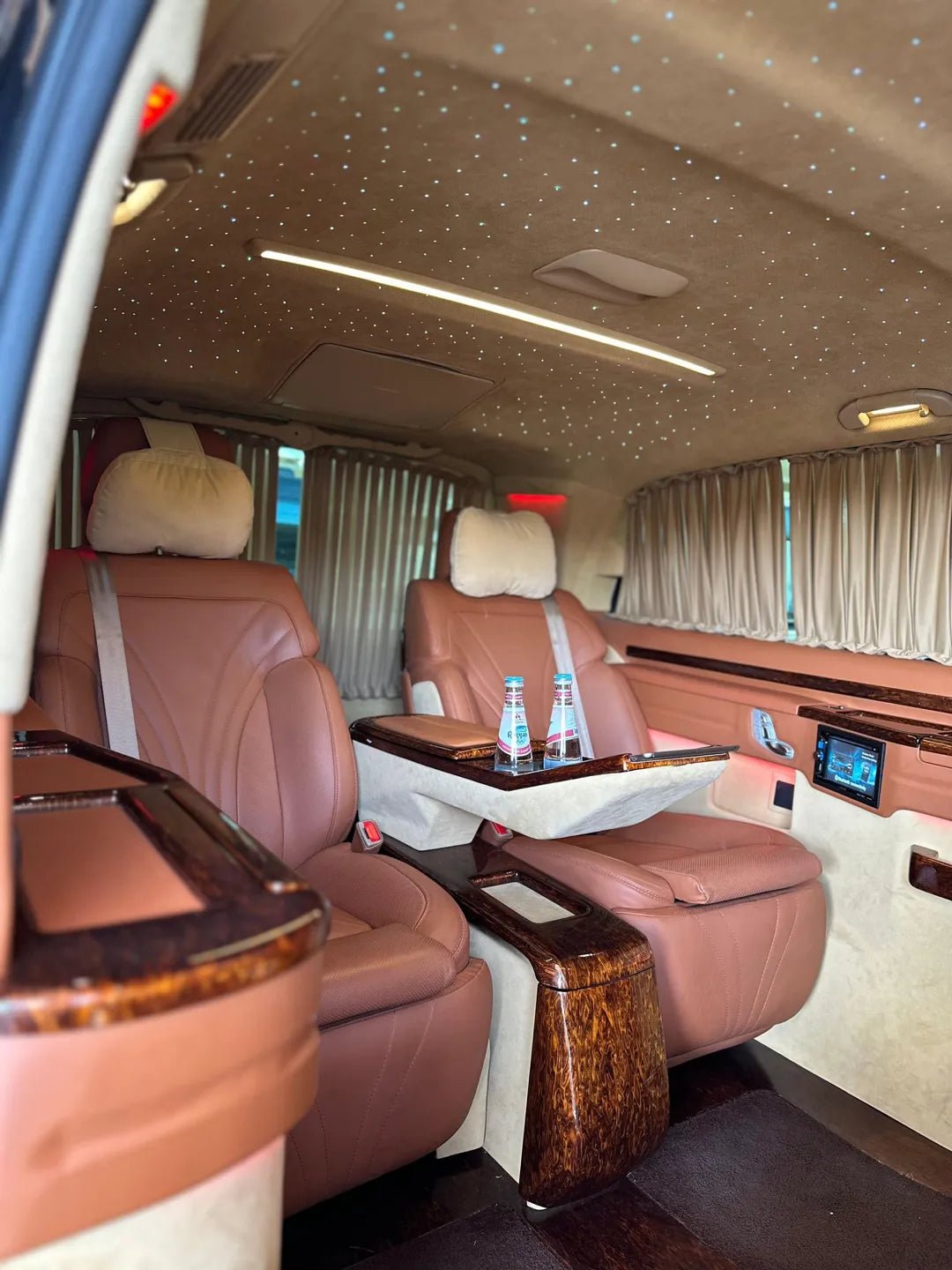 Doha: Private Van-Vermietung der Mercedes Benz V-Klasse Falcon mit Fahrer