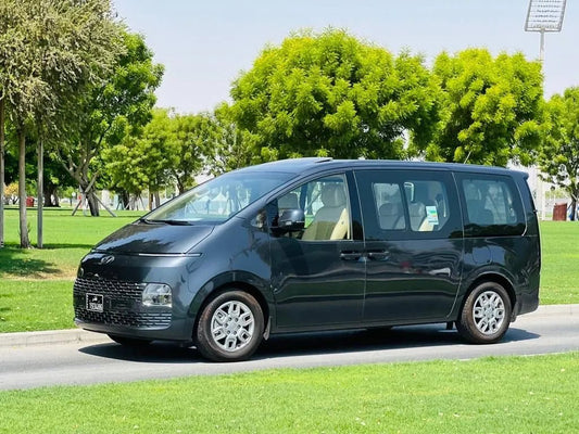 Doha: Private Van-Vermietung von Hyundai Staria mit Fahrer