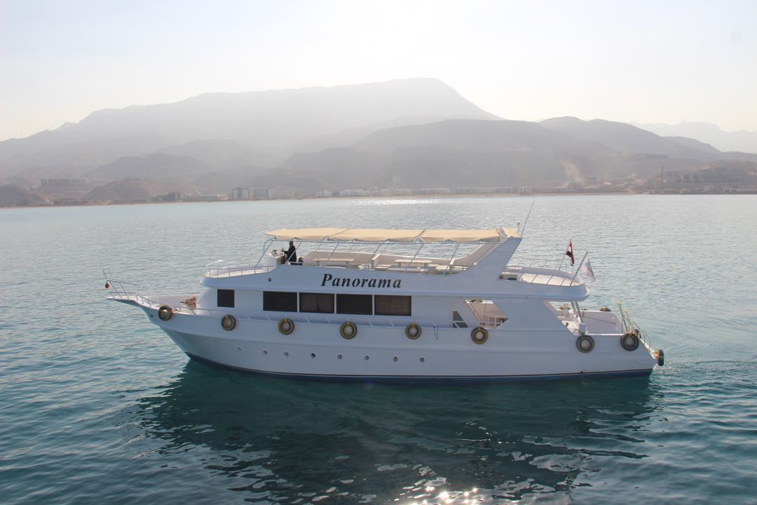 Ain El Sokhna: Panorama-Privatboot-Schnorchelausflug mit Mittagessen und alkoholfreien Getränken