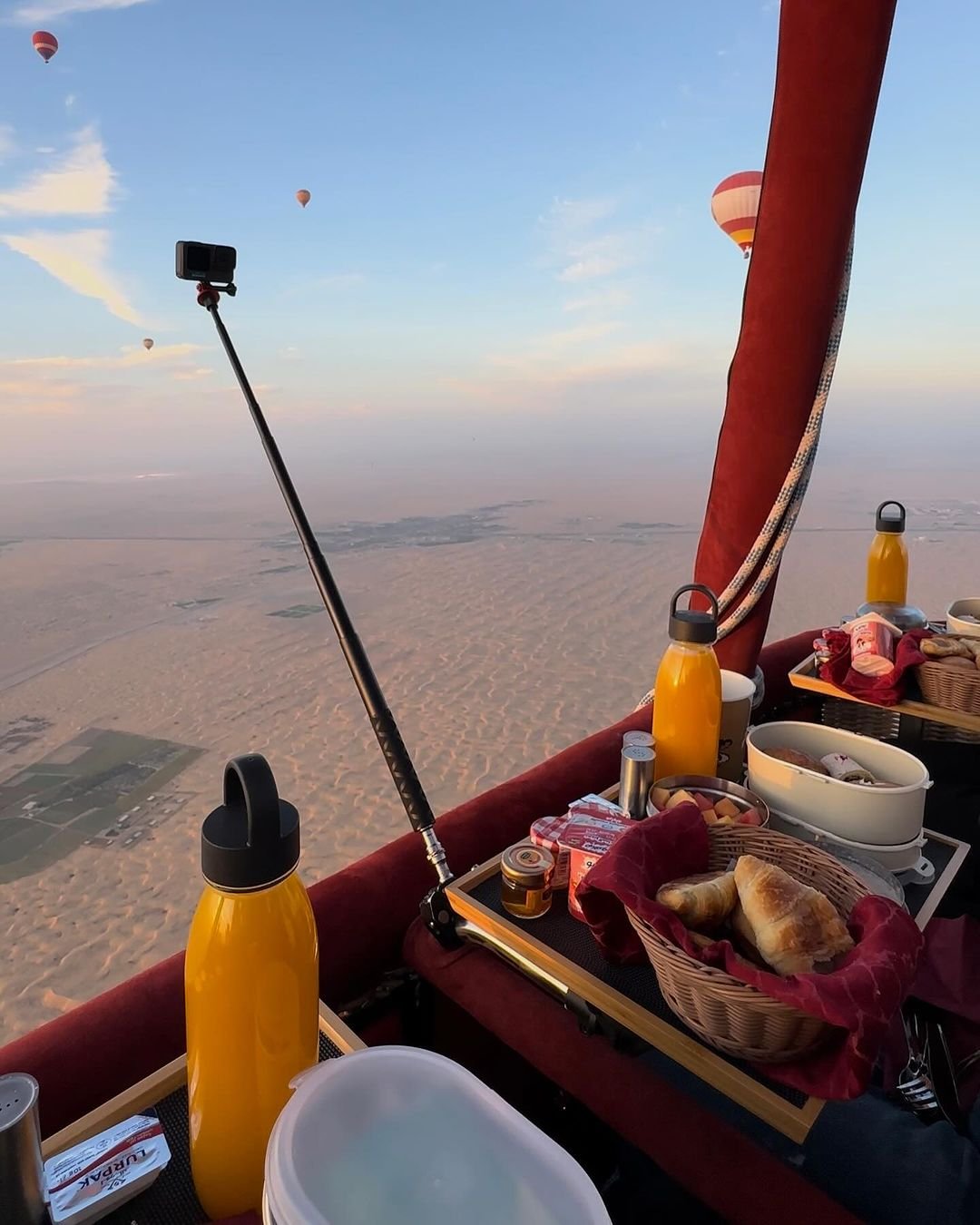ドバイ:プライベートな空中バルーンフライトでの朝食体験