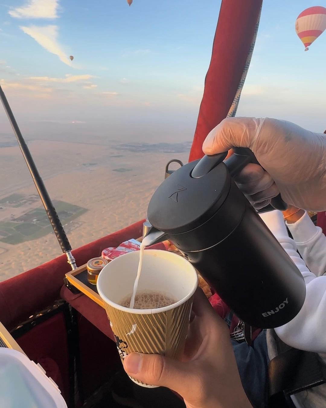 ドバイ:プライベートな空中バルーンフライトでの朝食体験