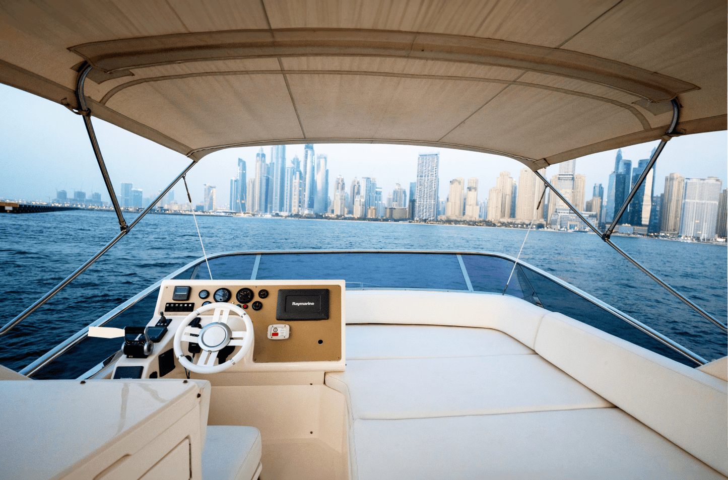 Dubai: Sewa Kapal Pesiar Mewah Azimut 53FT KAMI Pribadi