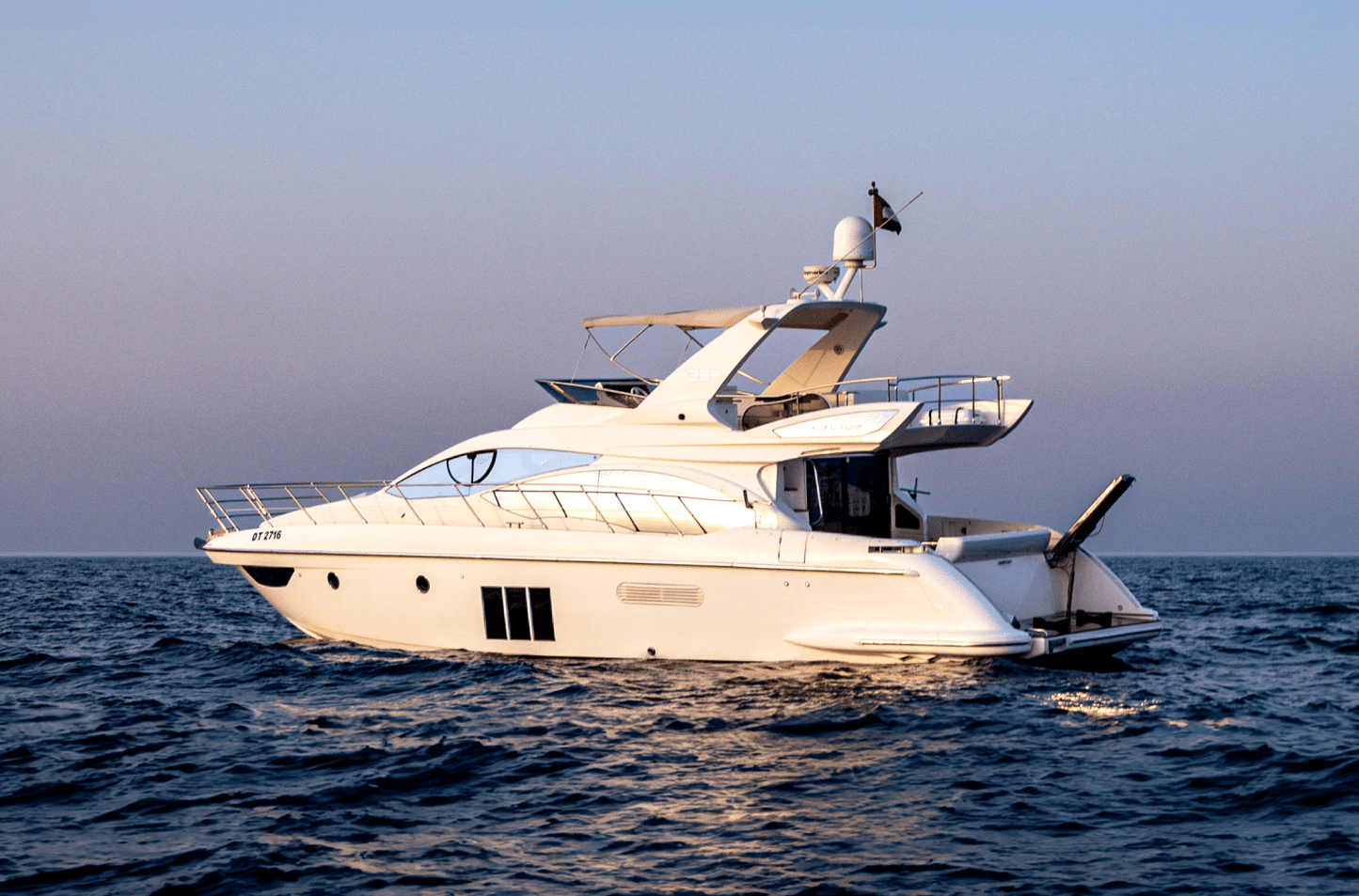 Dubai: Sewa Kapal Pesiar Mewah Azimut 53FT KAMI Pribadi