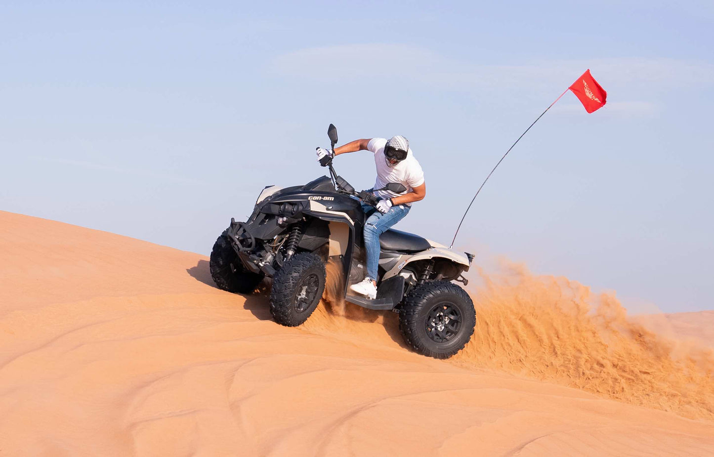 ドバイ:Can-Am レネゲード 650cc クワッド バイク ツアー