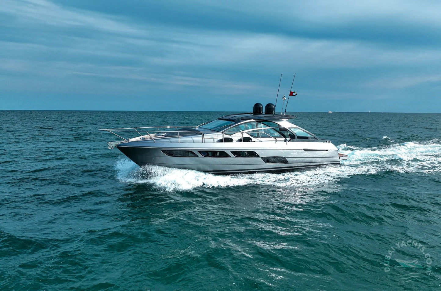 Dubai: Sewa Kapal Pesiar Mewah Pribadi Pershing 5X MIRA 54FT