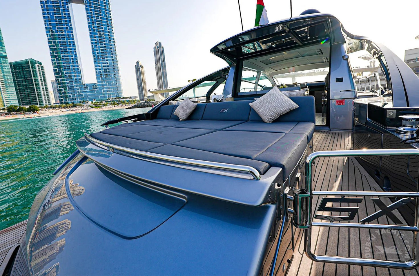 Dubai: Sewa Kapal Pesiar Mewah Pribadi Pershing 5X MIRA 54FT